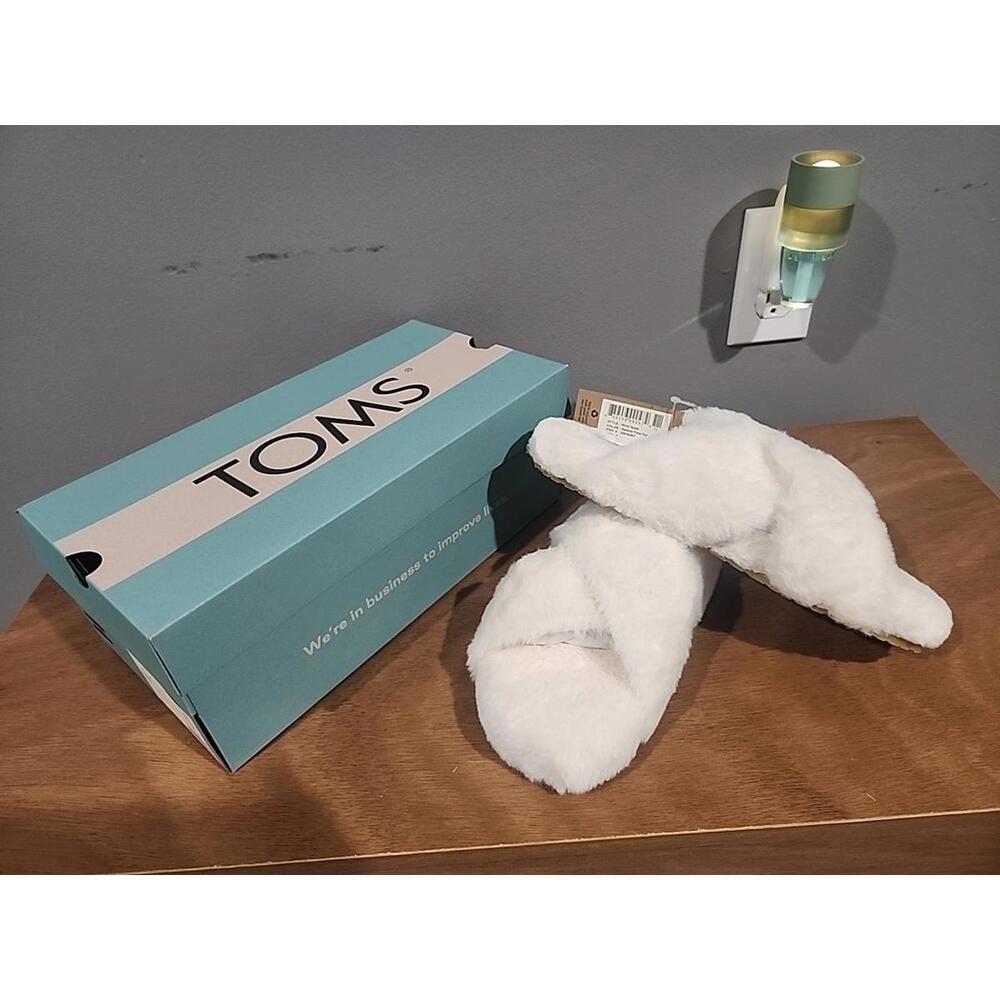 Tom's Natural Faux Fur Slippers  Style Susie Size 7 Color natural